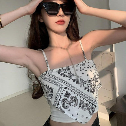 بلوزة قصيرة غير متماثلة بطبعة باندانا